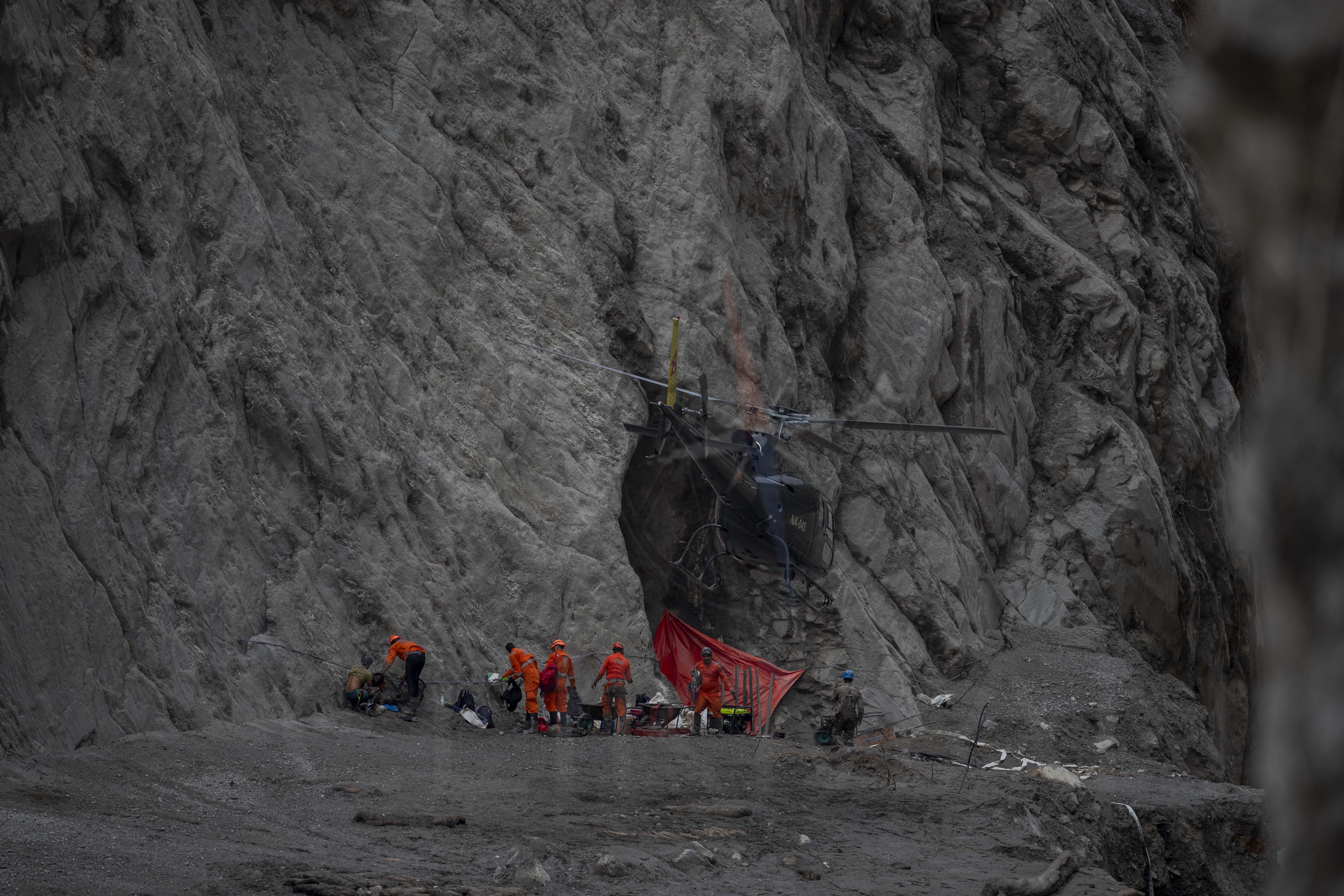 CLK_0420 Rescue team getting heli lifted from chilime hydropower station near sybrobesi